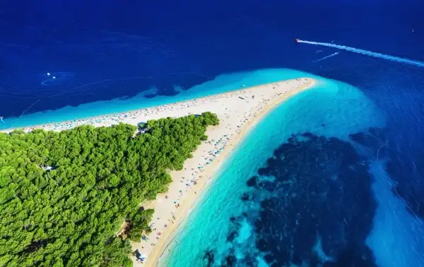 Zloty Róg, jedna z najpiękniejszych plaż Chorwacji, gdzie błękitne morze spotyka zielony las. Chorwacja ma ponad 1000 wysp.