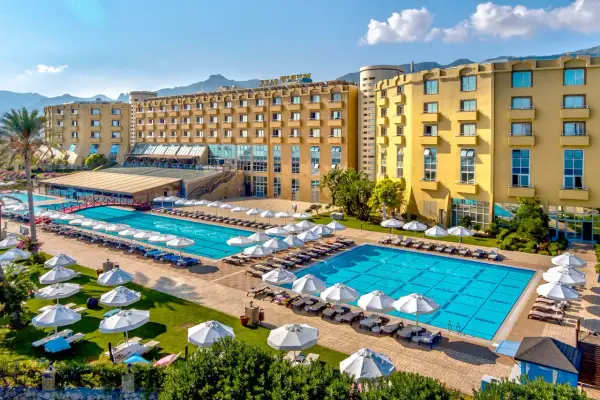 Luksusowy hotel na Cyprze z basenami i leżakami, idealny na wakacje all inclusive.