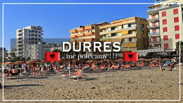 Plaża w Durrës, Albania. Widok na hotele i leżaki. Napis "DURRES nie polecamy !!!" i flaga Albanii.