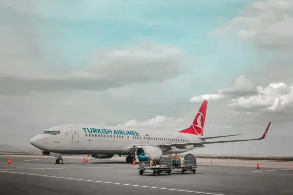 Samolot czarterowy Turkish Airlines na płycie lotniska, gotowy do podróży.