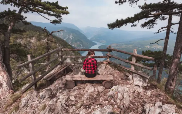 Widok na rzekę z punktu widokowego w Serbii. Idealne miejsce, by zobaczyć, co Serbia ma do zaoferowania.