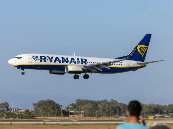 Samolot Ryanair ląduje, a ja zastanawiam się, ile przed odlotem otwierają bramki.