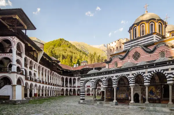 Rila Monastery, Bułgaria. Wrzesień to idealny czas na zwiedzanie, gdy temperatura jest przyjemna, a góry zachwycają zielenią.