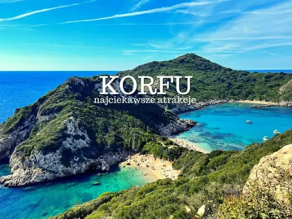 Widok na zatokę z turkusową wodą i plażą, otoczoną zielonymi wzgórzami. Korfu atrakcje, które zachwycają.