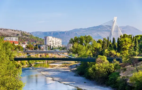 Most Podgorica atrakcje to mosty nad rzeką Moracza, z nowoczesnym Mostem Milenijnym w tle.